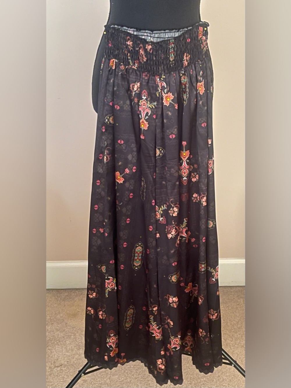 NWOT Johnny Was Silk Manning Pant. Black with delicate floral blossoms. Size XS